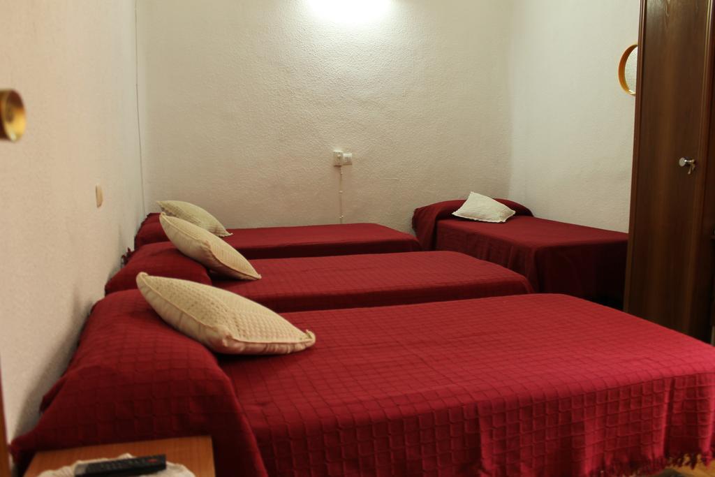 Hostal Xucar Madrid Room photo