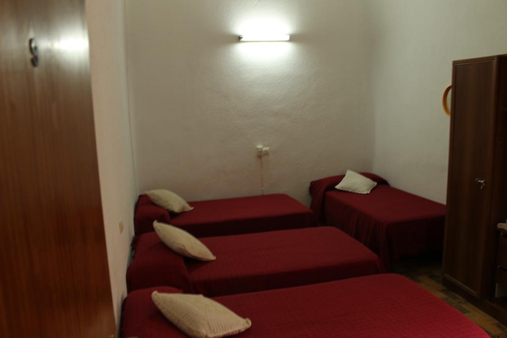 Hostal Xucar Madrid Room photo