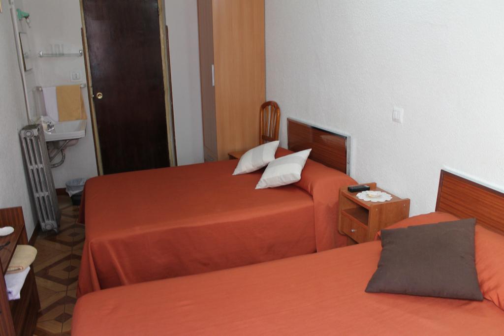 Hostal Xucar Madrid Room photo